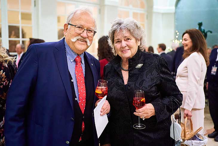 Wiggerl Hagn mit Frau  Christa Hagn beim 26. Advents- Benefizkonzert im Cuvillés Theater am13. Dezember 2021 (©FFoto: Jens Hartmann/BMW )